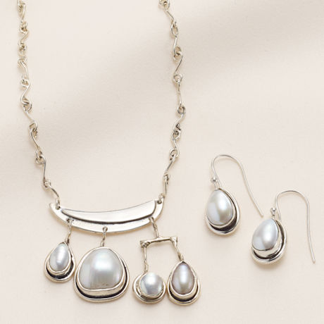 Artistic Pearl Necklace